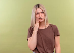 راه های خانگی کاهش درد دندان آسیب دیده −۱
